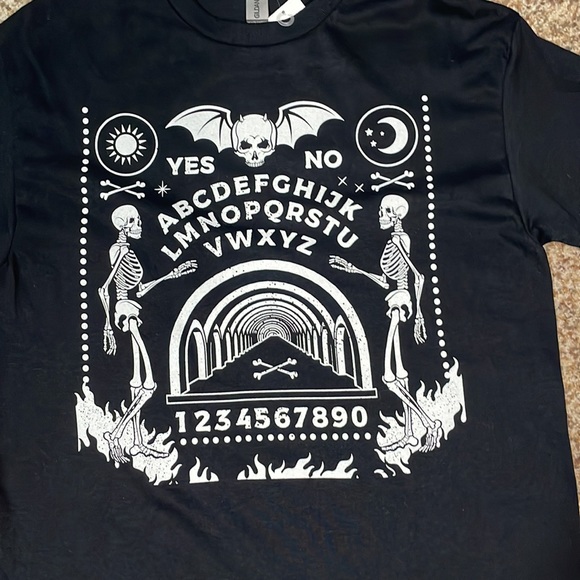 Skeleton Spirit Board Graphic Tee NWT - Picture 3 of 6